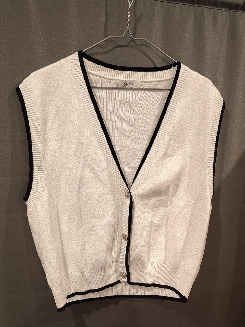 👕2 for 15$ Or 3 for 20$👕Suzy Shier White Ribbed Knit Tank with Black Neck Trim - Picture 3 of 4